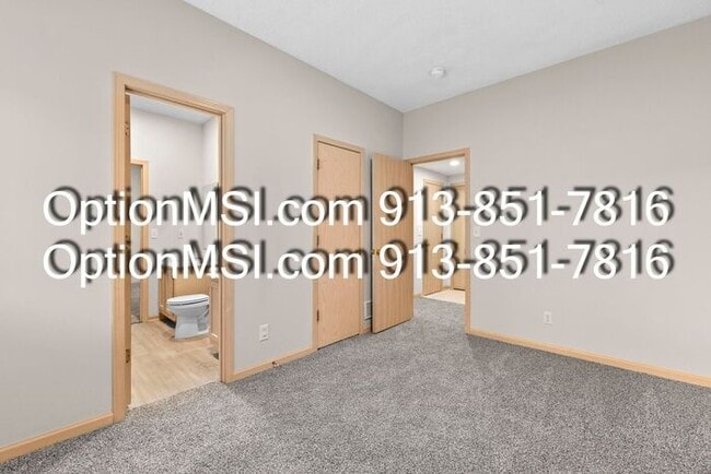 Building Photo - Well Maintained Half Duplex