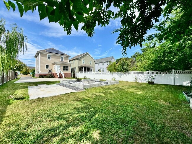 Building Photo - A Block From The Beaches! Ready 09-21-26! Oversized Parking Pad, Pet Friendly!