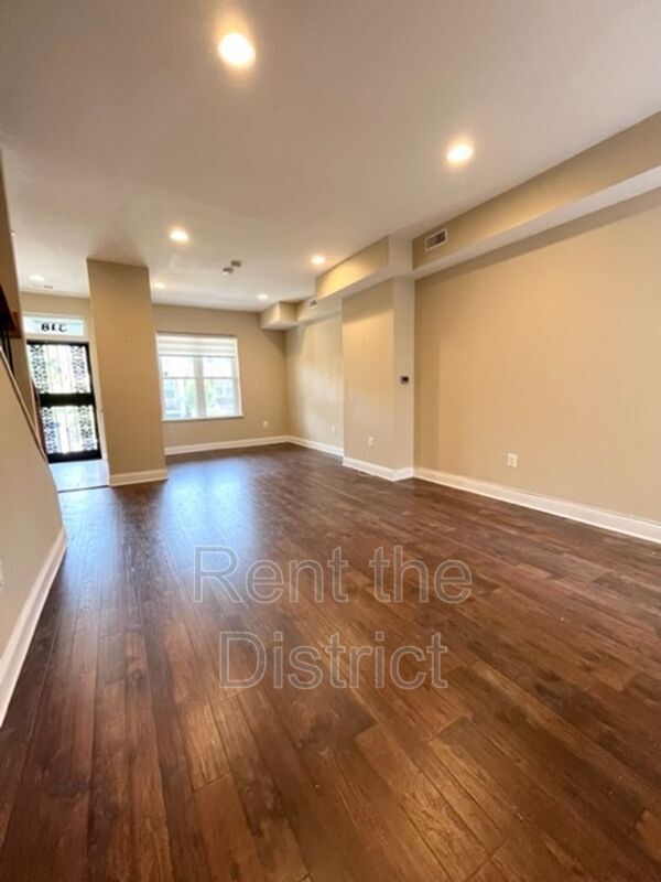Building Photo - 318 Seaton Pl NE