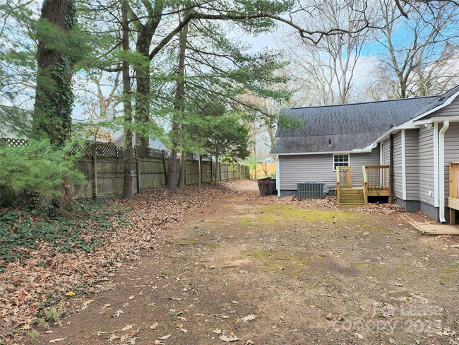 Building Photo - 1423 Oakshade Ave
