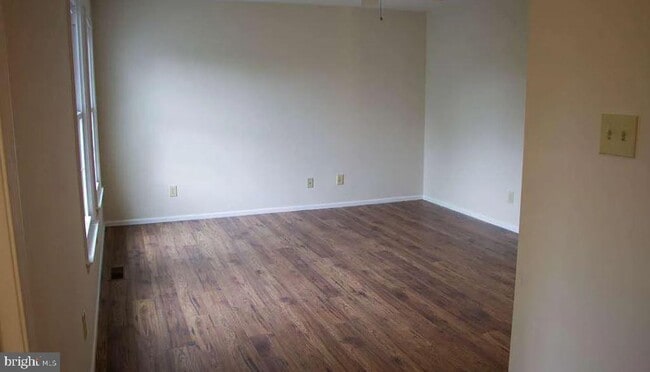 Building Photo - 218 Bromley Pl