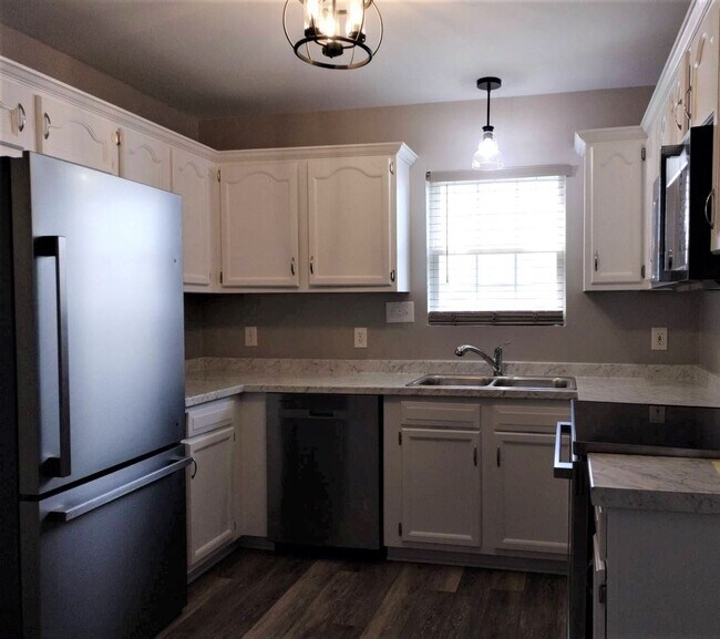Building Photo - $200 Off Your First Full Month’s Rent!  Mo...