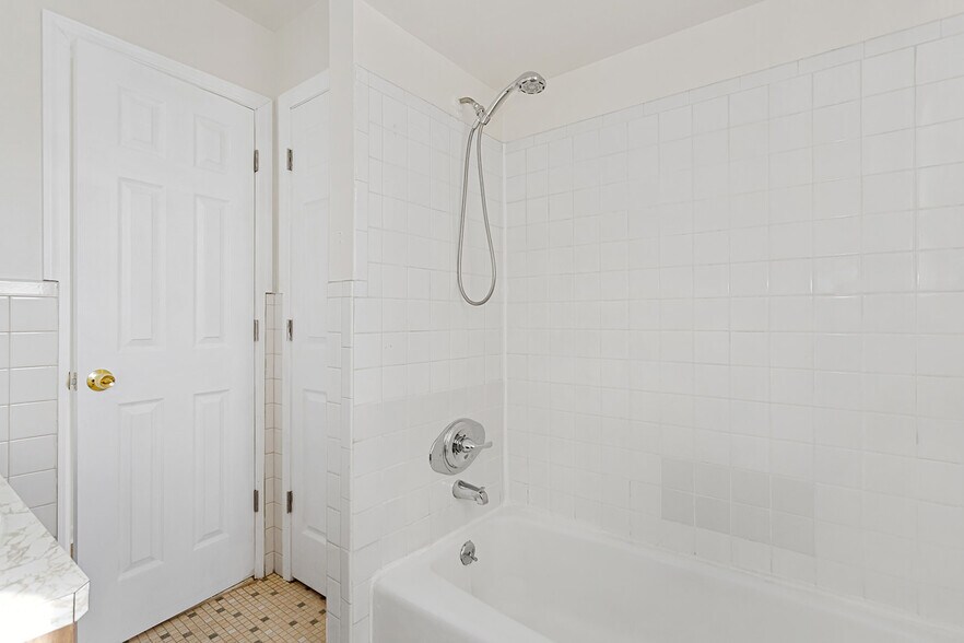 Building Photo - 145 Arnot St