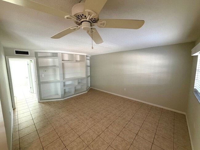 Building Photo - Popular Location 2/1