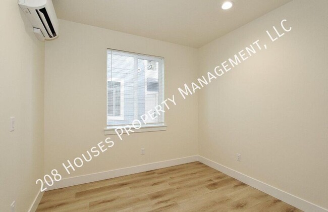 Building Photo - Immaculate Main-Level Apartment *75% Off F...