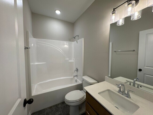 Building Photo - 5 Bedroom 3 Bathroom House