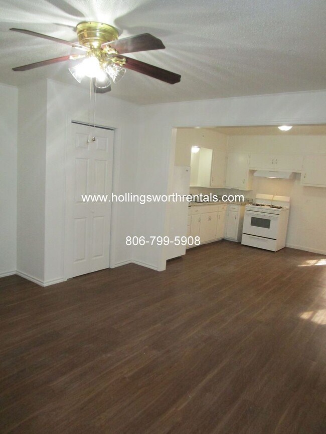 Building Photo - 3 Bedroom, 2 Baths, 2 living rooms with extra large Laundry Room House