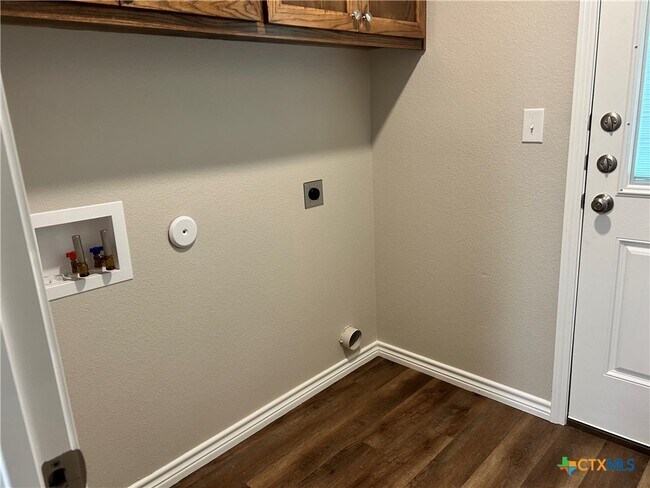 Building Photo - 2618 Leroy Ln