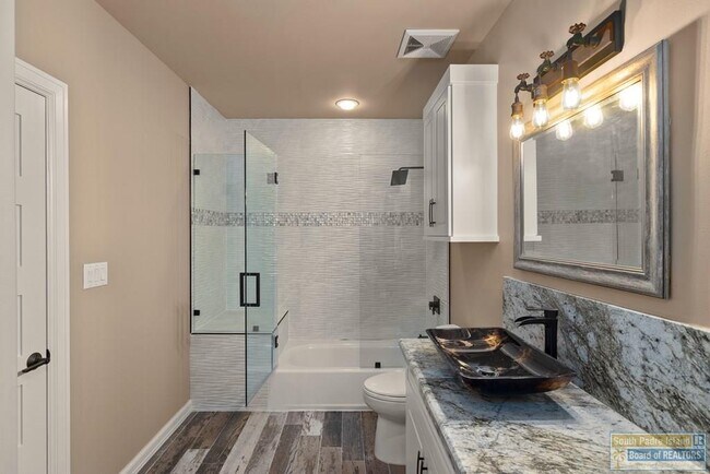 Building Photo - 618 N Shore Dr