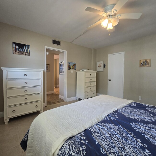 Building Photo - 1161 Hillsboro Mile