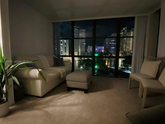 Building Photo - 800 Parkview Dr