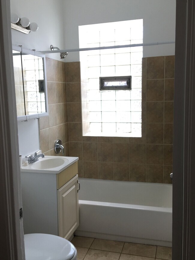 Building Photo - 3-Bed/1-Bath Condo Apartment  With Gorgeou...