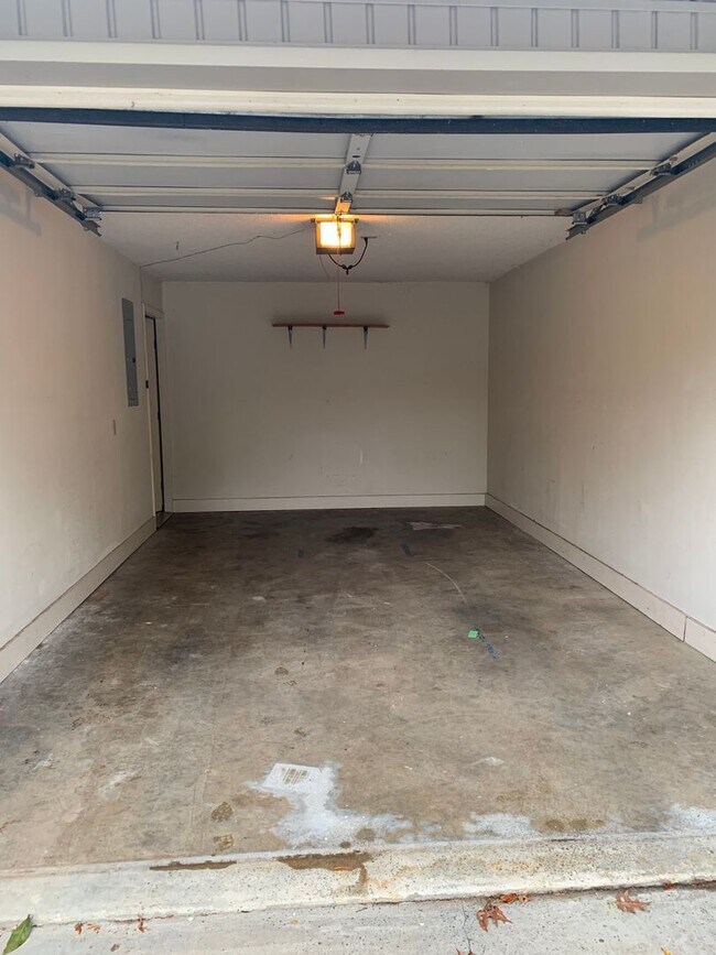 Building Photo - 507 Valley Dr