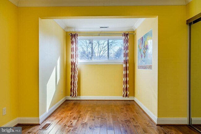 Building Photo - 227 Carriage Ct