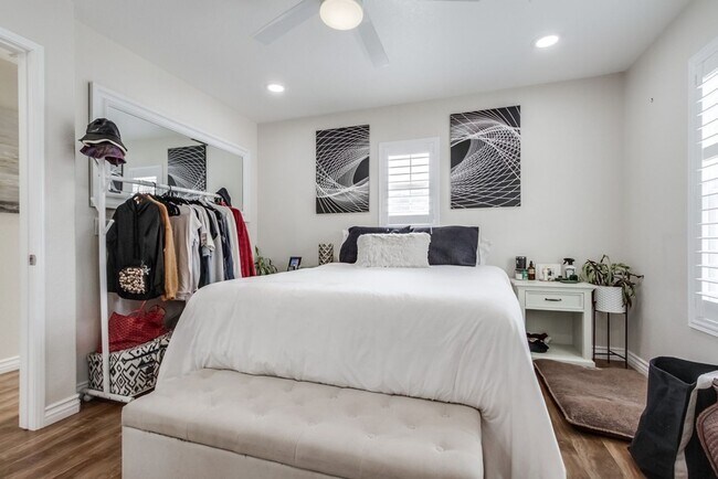 Building Photo - Spacious 3 Bed / 3 Bath Townhome with 2-Car Garage in Gated San Marcos Community