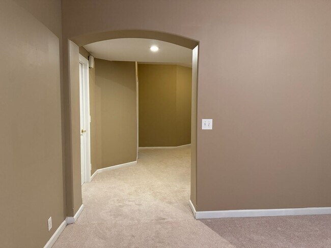 Building Photo - Elkhorn Home For Rent In Quiet Neighborhood