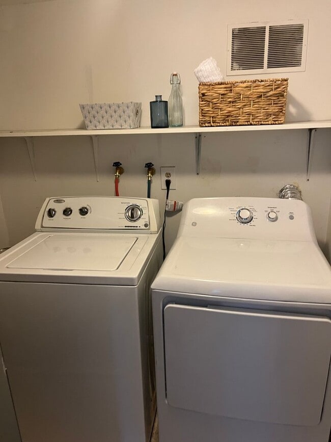 Building Photo - 2 Bedroom Condo at Greentree Condominiums!