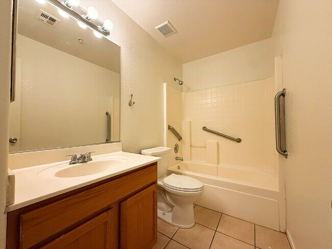 Building Photo - Stylish 1-story 1,301 Sq. Ft. House in Inv...