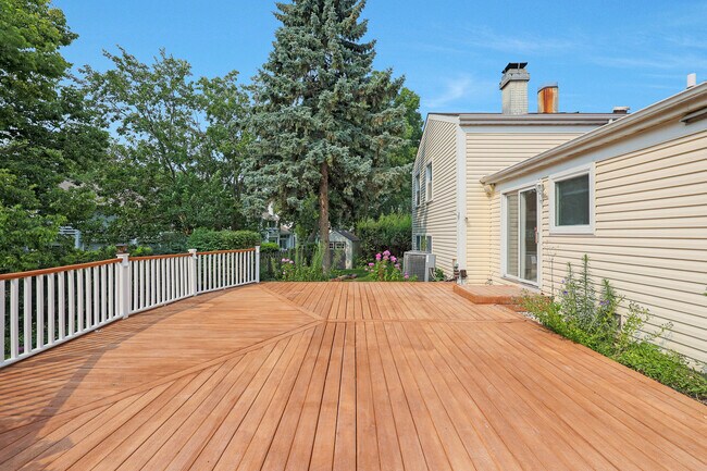 Building Photo - 1356 Larchmont Dr