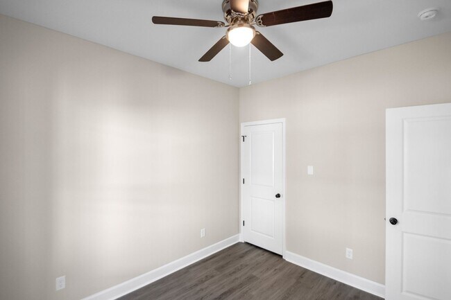 Building Photo - 1523 S Cedar St