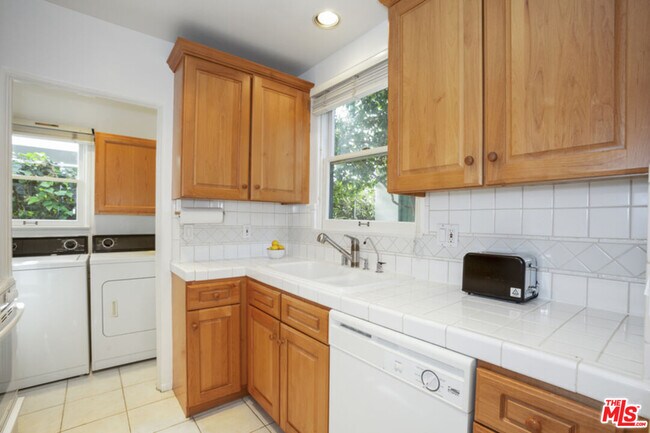 Building Photo - 1033 9th St