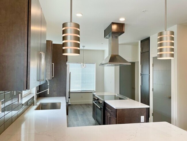 Building Photo - Luxury Rental With A River View