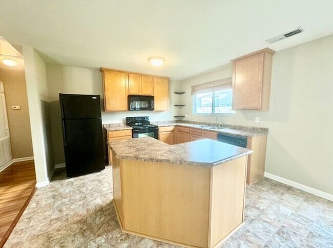 Building Photo - Fabulous home with FENCED YARD