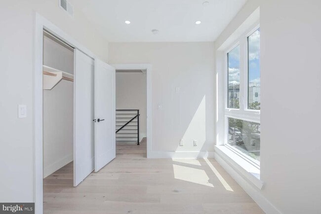 Building Photo - 722 Kenyon St NW