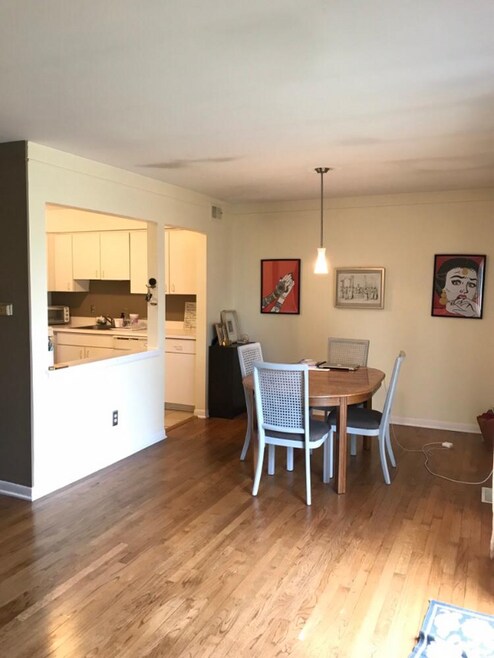 Building Photo - 426 N Fox Hills Dr