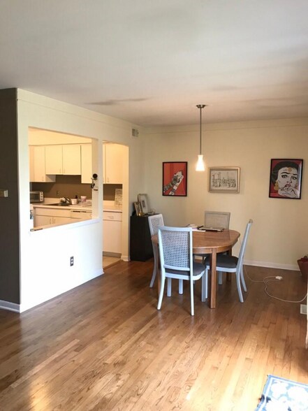 Primary Photo - 426 N Fox Hills Dr