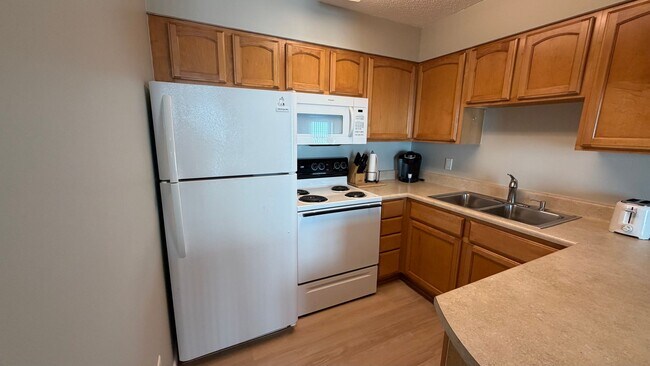 Building Photo - 3600 Thomas Dr