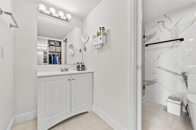 Building Photo - 6061 Balboa Cir