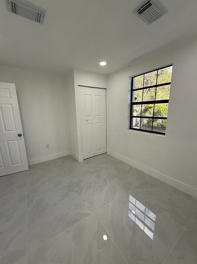 Building Photo - 4400 SW 36th St