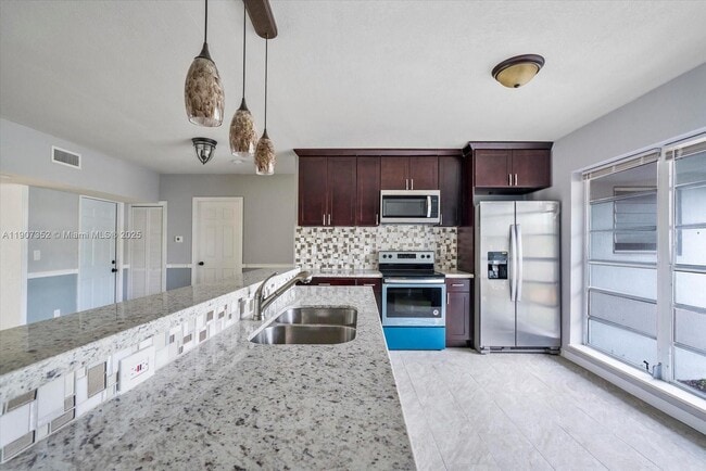 Building Photo - 1060 NE 166th St