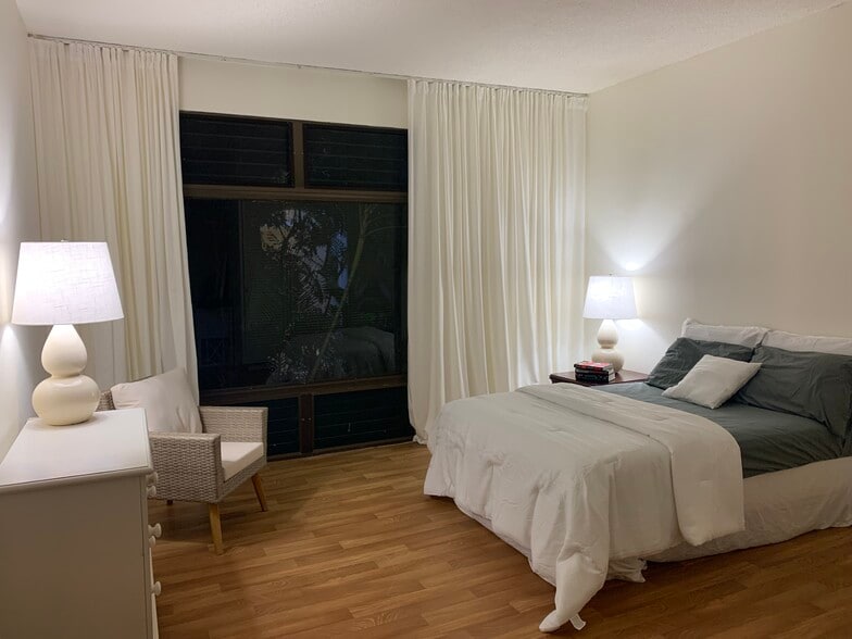 Main Bedroom at Night - 4999 Kahala Ave