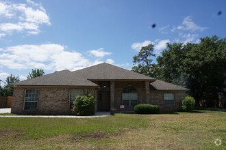 Building Photo - 3 Bedroom 2 Bathroom Home With Garage in M...