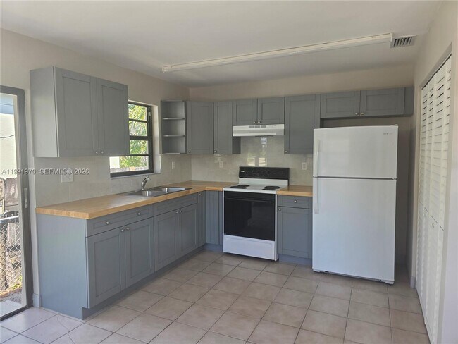 Building Photo - 2331 SW 31st Ave