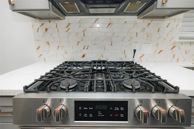 Building Photo - 2202 4th St