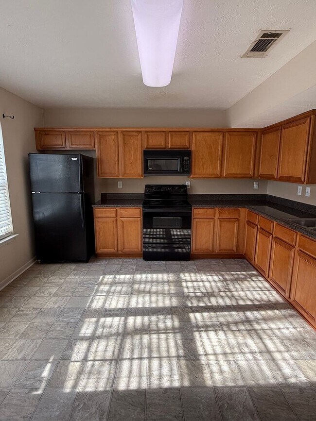 Building Photo - Perfect For Roommates!