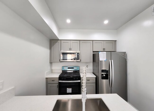 Building Photo - 6513a Florence Pl