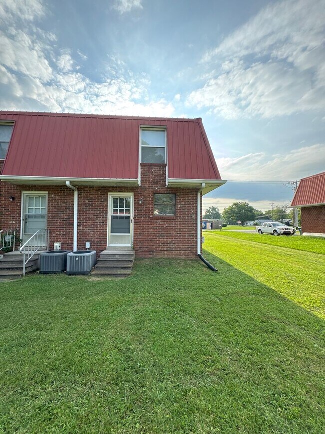 Building Photo - Spacious & Updated Duplex in a Convenient Lebanon Location!