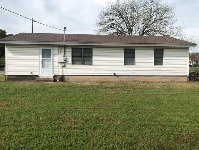 Building Photo - FOR LEASE! Cute 3 BR - 1 BA Frame Home wit...