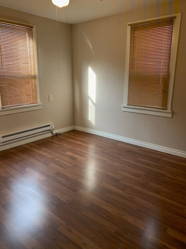 Building Photo - Cute and Cozy Newly Remodeled