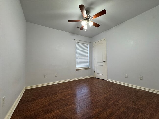 Building Photo - 3905 W Amour Dr