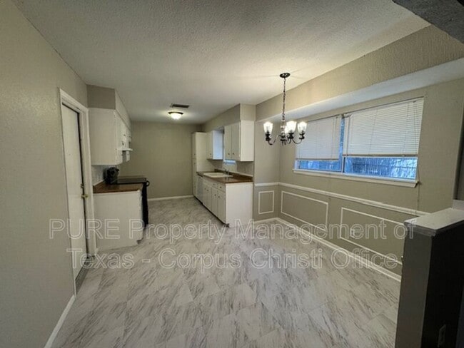 Building Photo - 4622 Newbury Ln