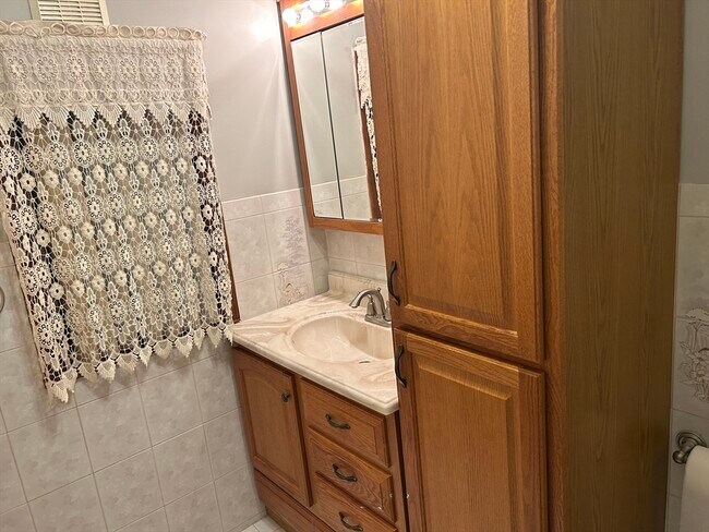 Building Photo - 58 Maple St