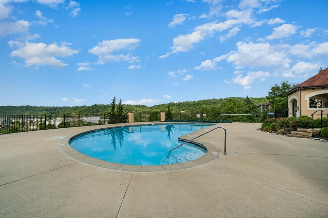 Building Photo - 2215 Rolling Hills Dr