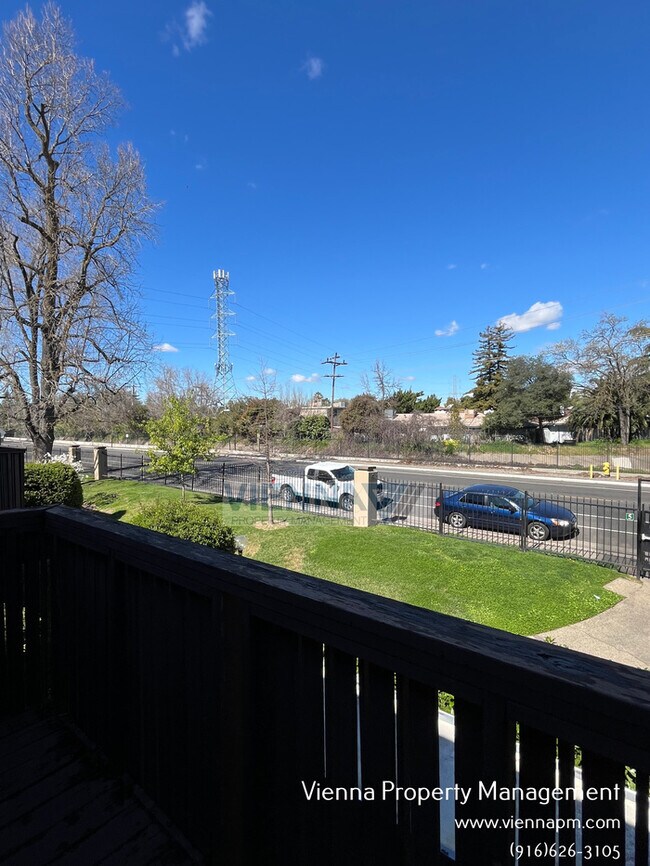 Building Photo - 888 Woodside Ln E