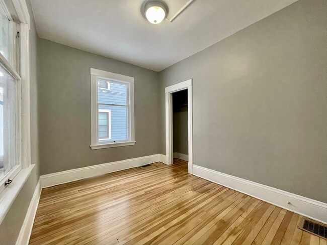 Building Photo - Spacious 4-bedroom 1.5 Bathroom Home in South Minneapolis!