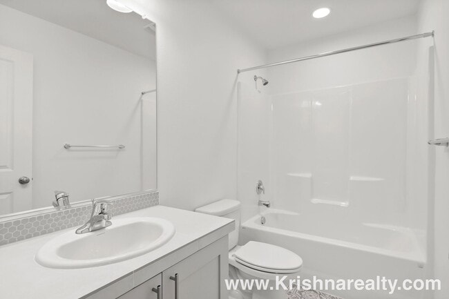 Building Photo - Beautiful 2021 Modern Build | 3 Bed | 2.5 Bath | Stylish Townhome in Laurel Woods